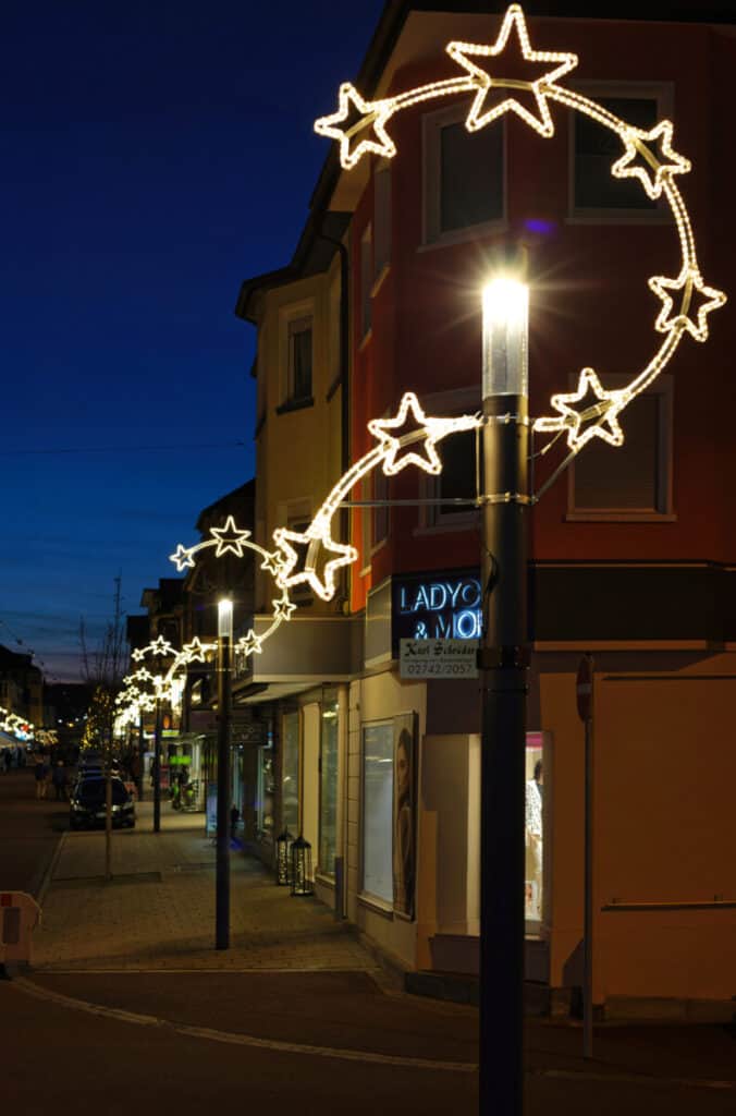 2022 - Rathausstraße Weihnachtsbeleuchtung vom Bahnhof aus- P. J. Steinke