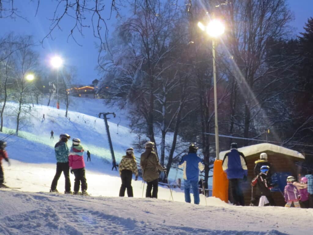 Skihang in der Dämmerung